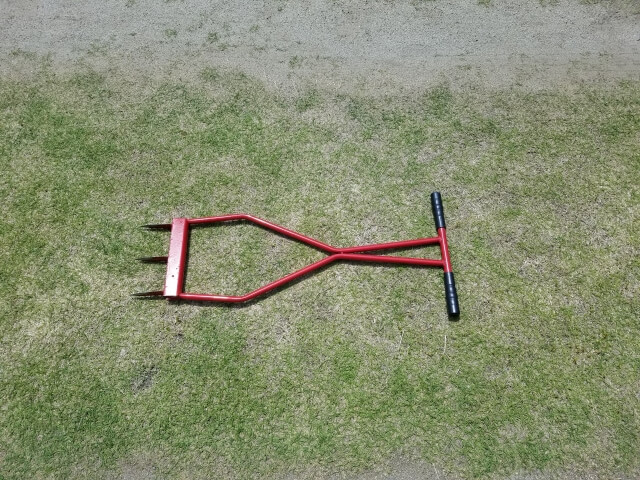 芝生に穴を開けて通気を良くする