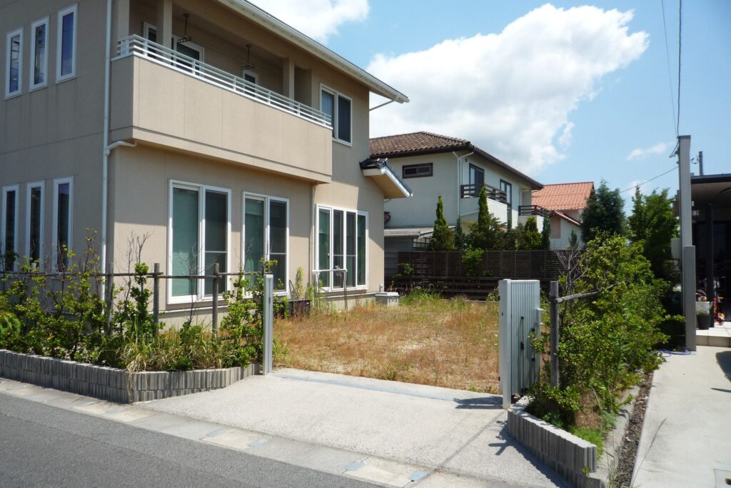 松江市で施工前の草の生えたお庭
