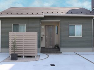 松江市 木目調フェンス付き駐輪場 外構施工事例