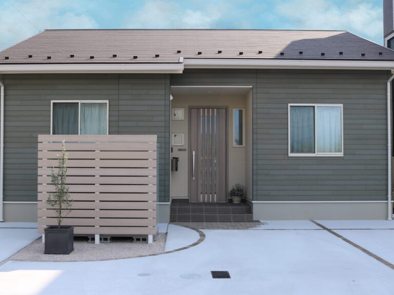 松江市 木目調フェンス付き駐輪場 外構施工事例