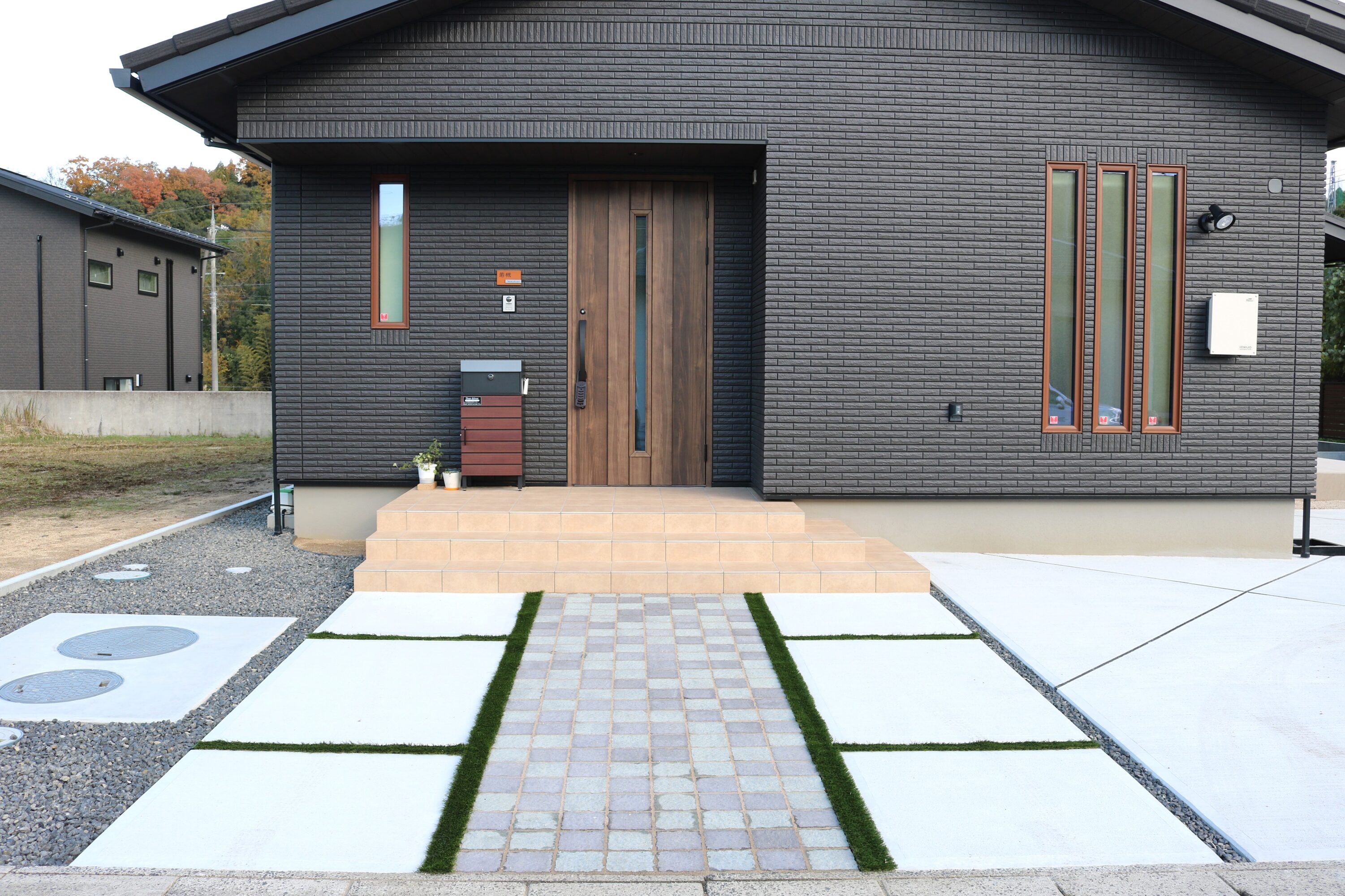 松江市 エクステリア施工 デザイン性の高い玄関前アプローチ」