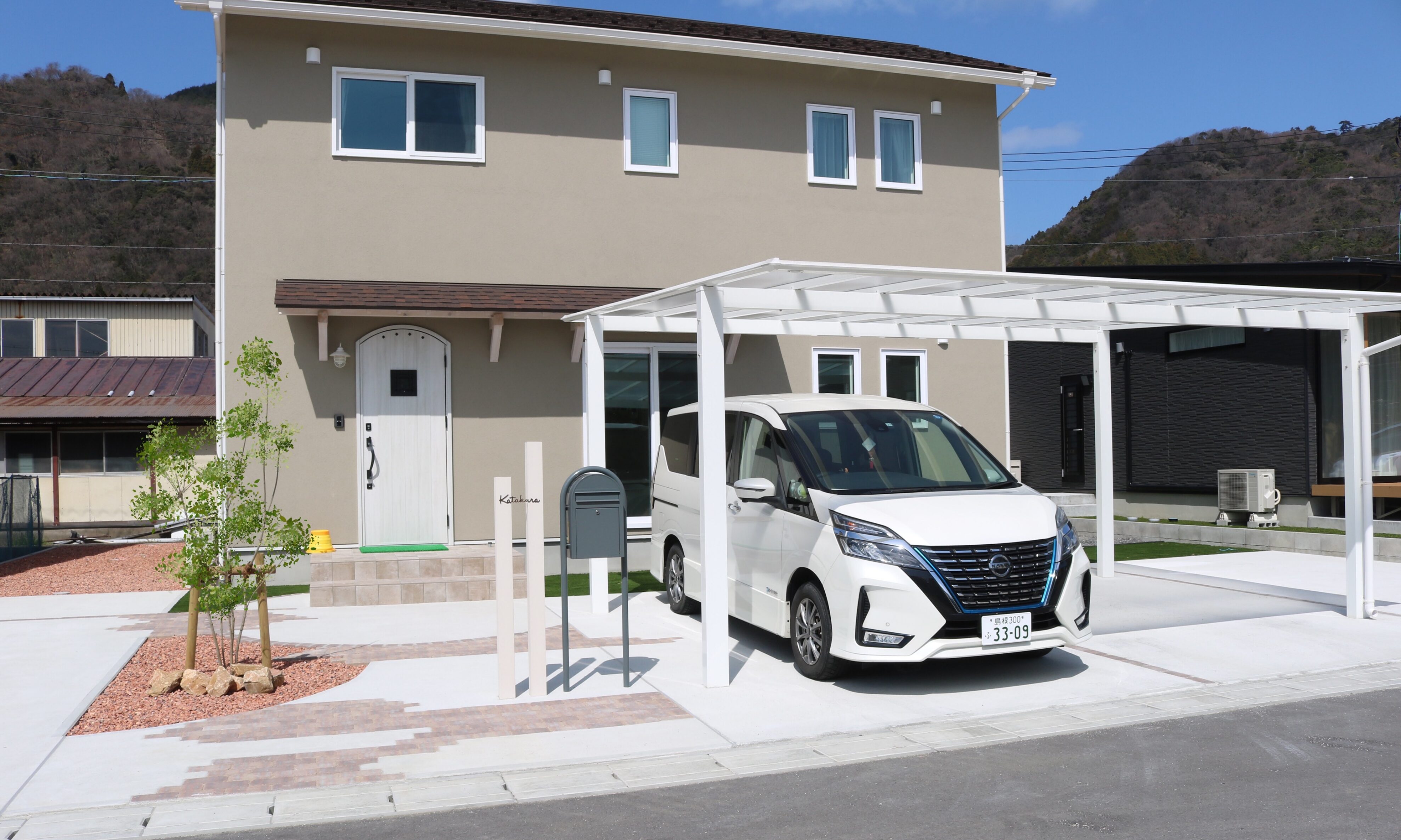 松江市 カーポート設置後の駐車場と外構施工事例