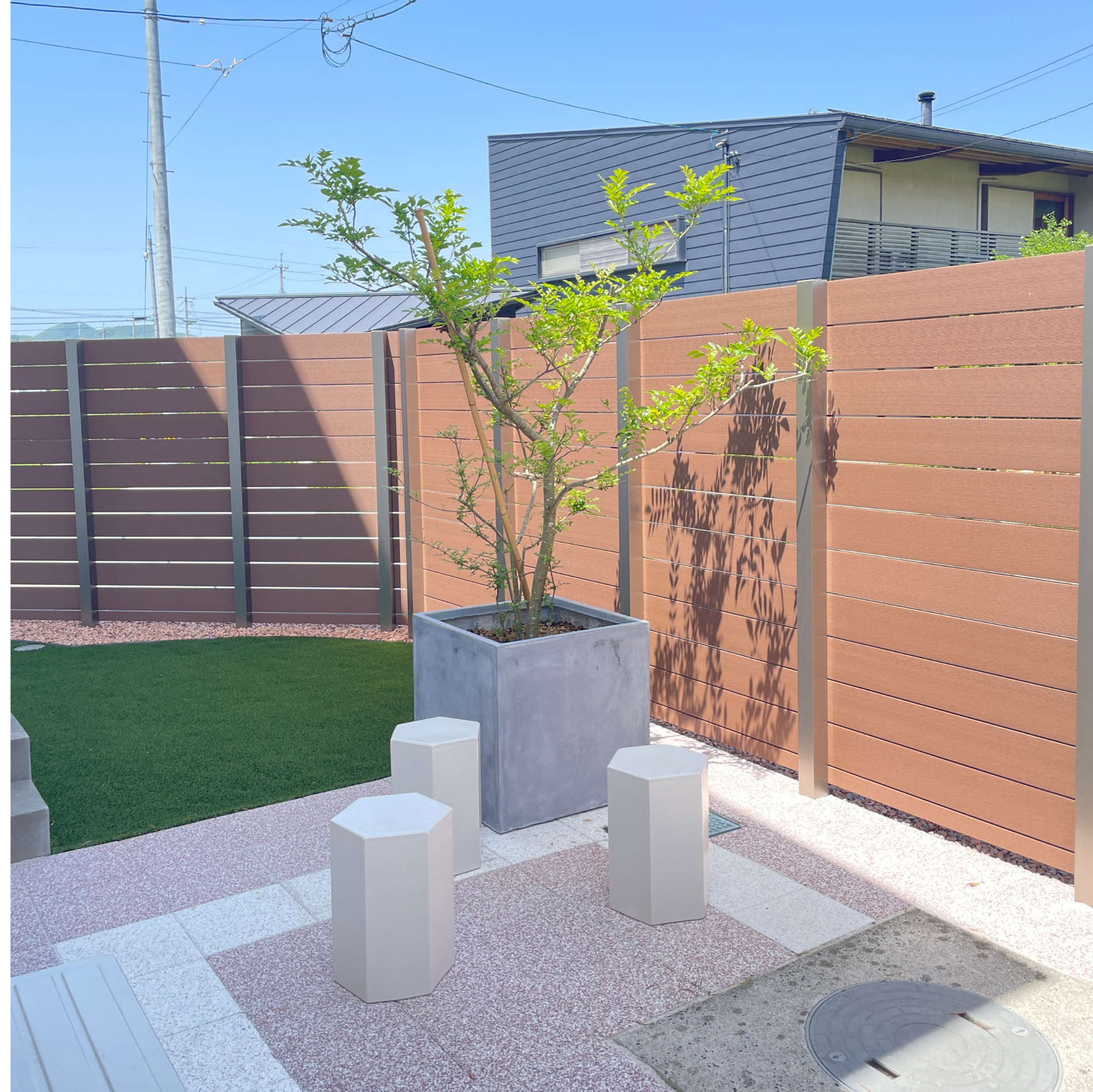 松江市 外構リフォーム 人工芝と植栽で整備された庭