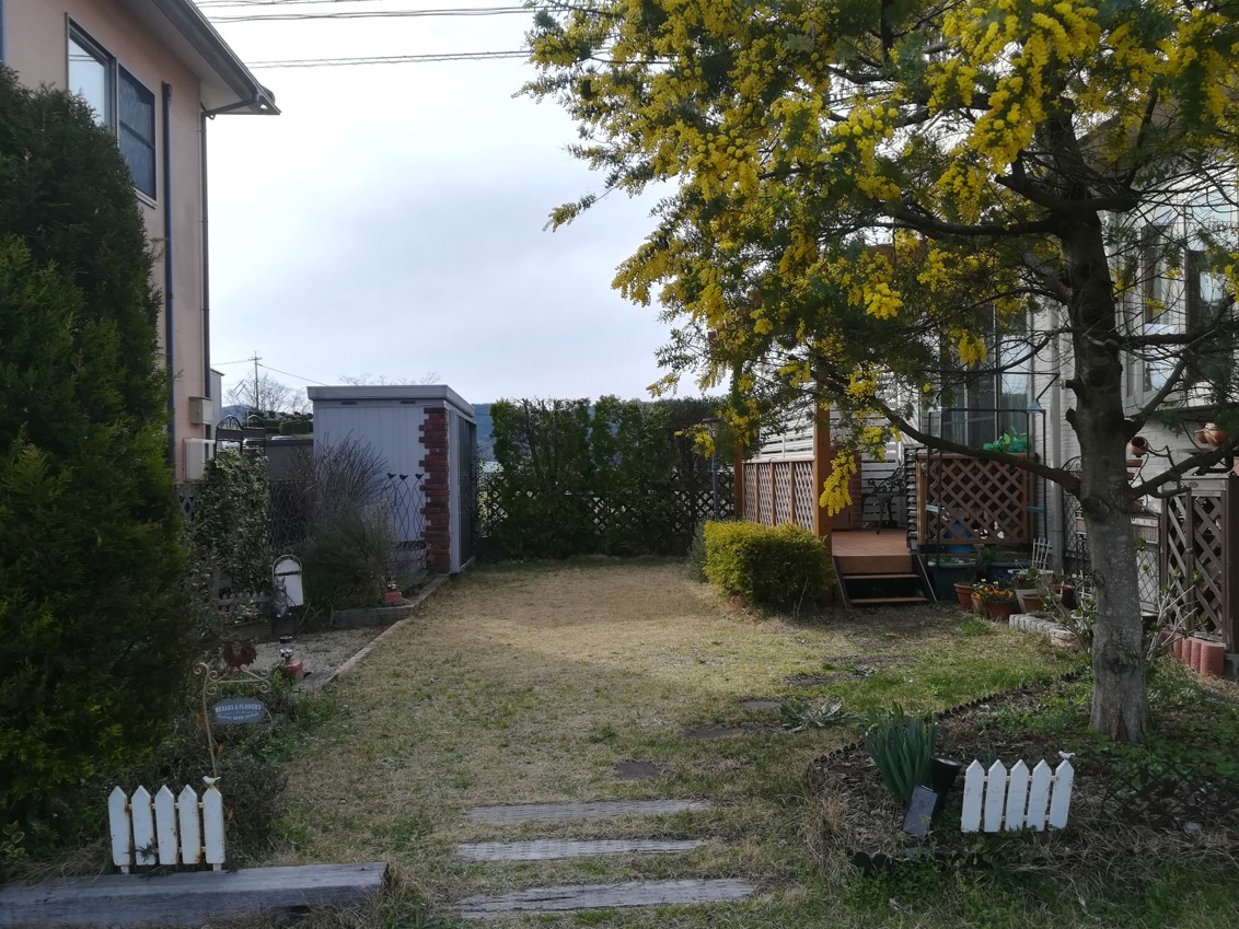 松江市の住宅で子どもが安心して遊べる人工芝の庭施工例