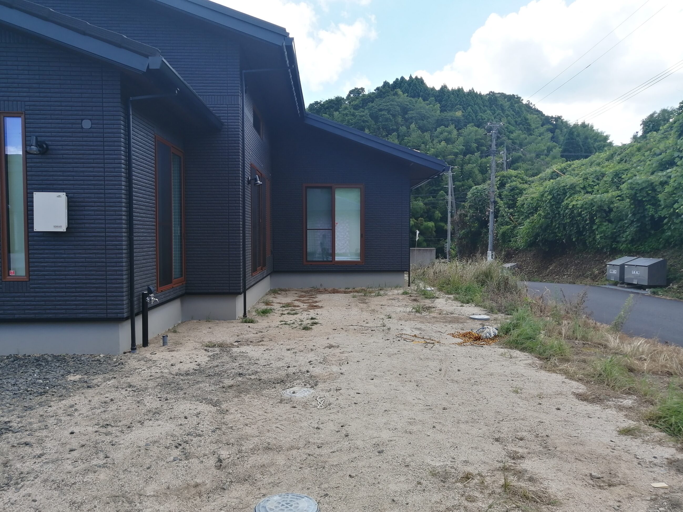 松江市 外構リフォーム 施工前の駐車場と玄関周りの様子