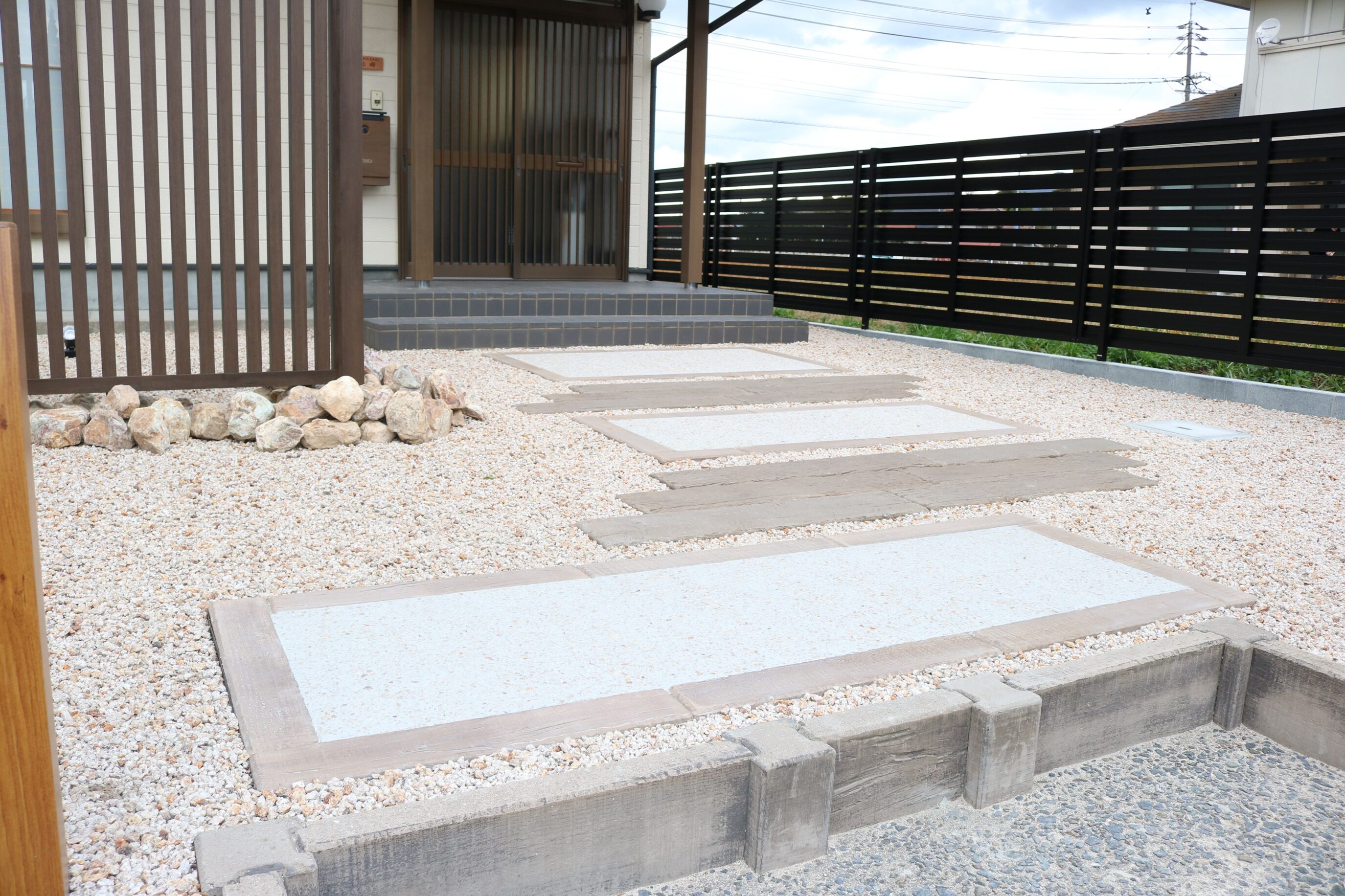 松江市 外構工事 デザイン性のある門柱とアプローチの仕上がり