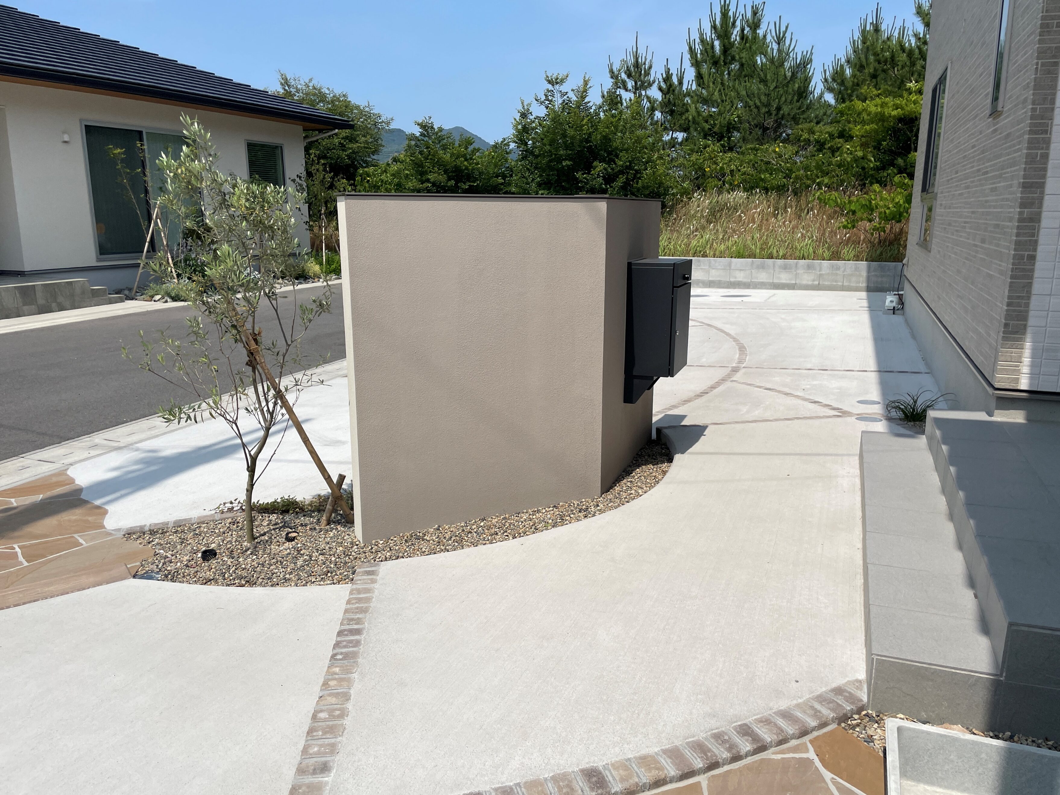 松江市 外構リフォーム 石張りアプローチと駐車場のデザイン事例