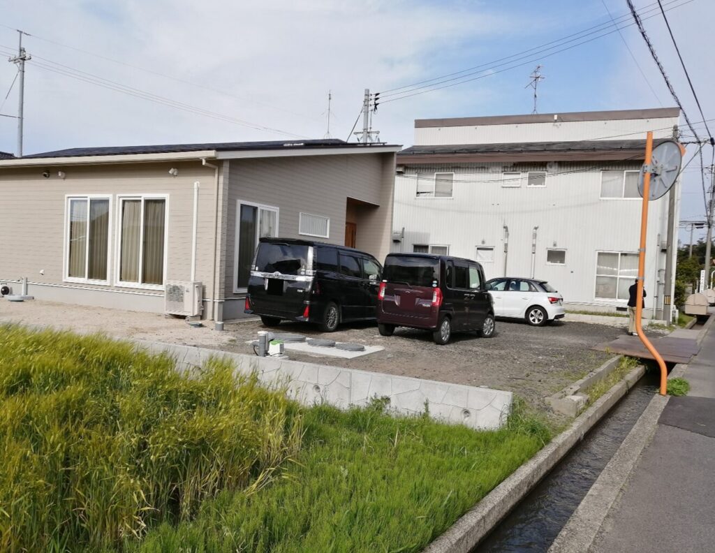 松江市 外構リフォーム 施工前の駐車場と庭の写真