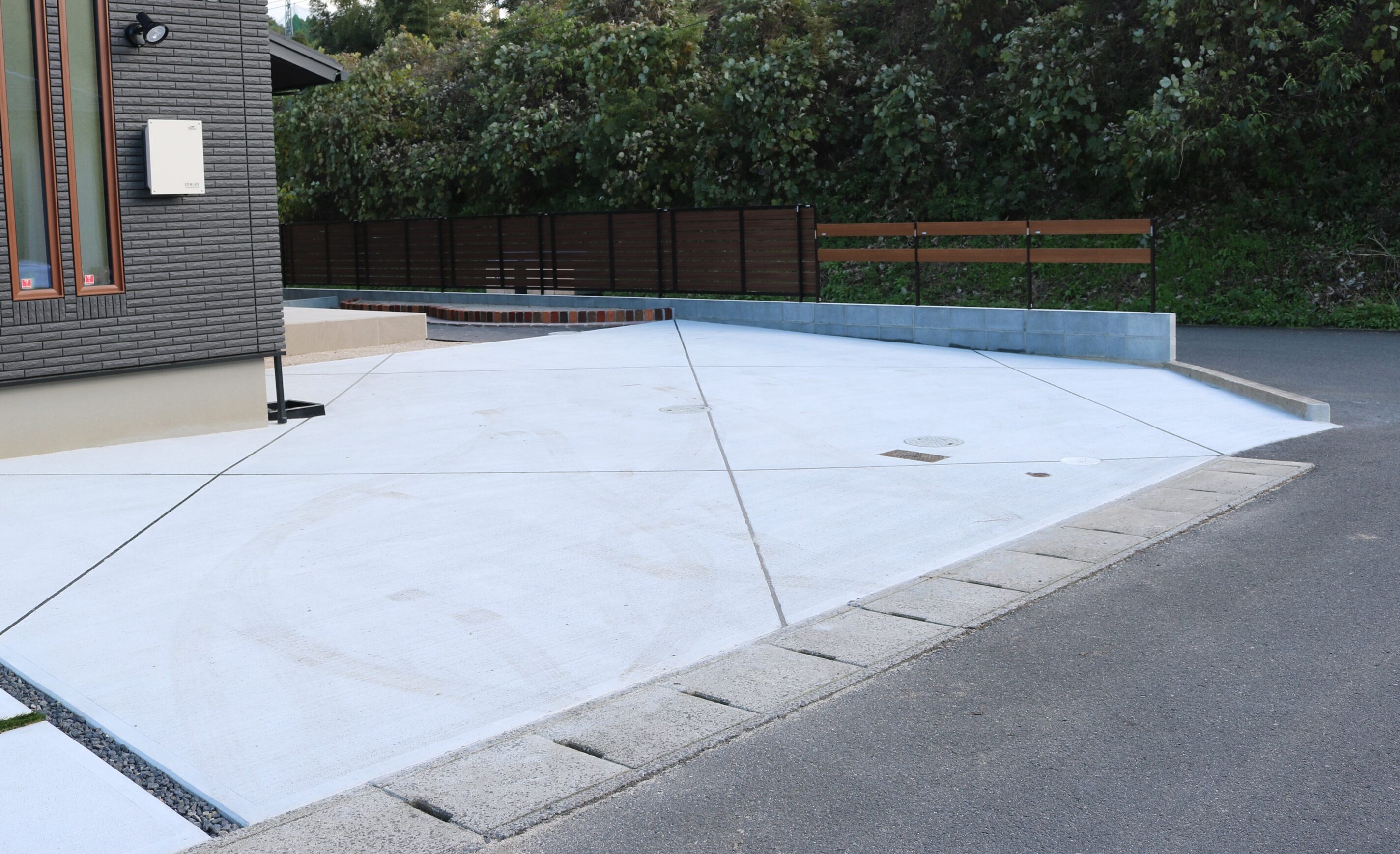 松江市 外構リフォーム 完成後の駐車場と外構全体の写真