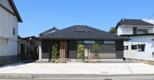 松江市 外構工事 庭に設置されたフェンスと門柱