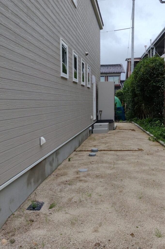 松江市 外構リフォーム 施工前の駐車場と庭の写真