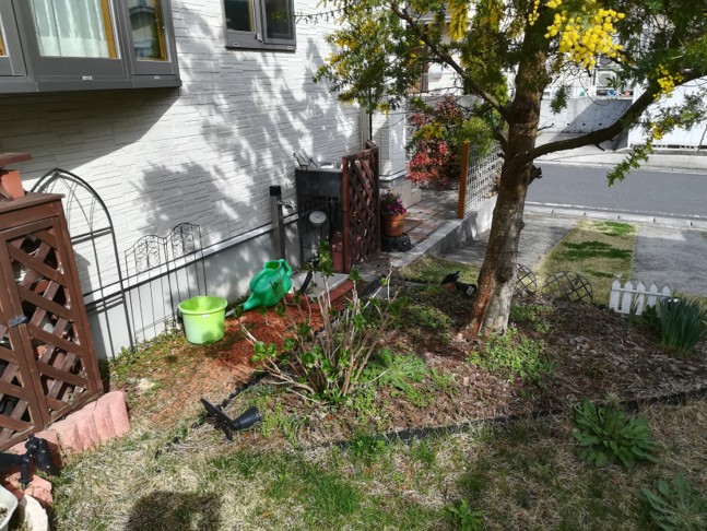 松江市の住宅で子どもが安心して遊べる人工芝の庭施工例