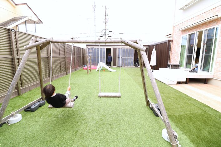 松江市 外構工事 子供が遊べる庭のブランコと人工芝スペース