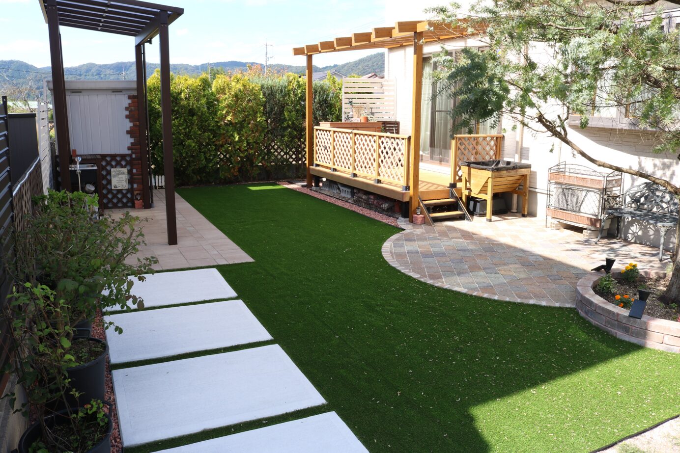 松江市の住宅で子どもが安心して遊べる人工芝の庭施工例