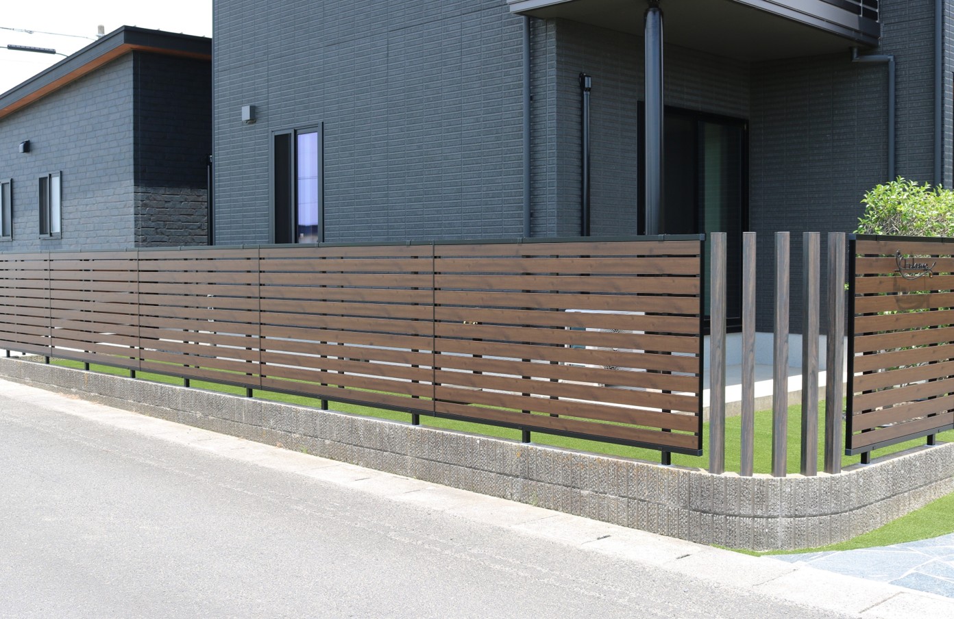 松江市で施工した木調フェンスの外構リフォーム