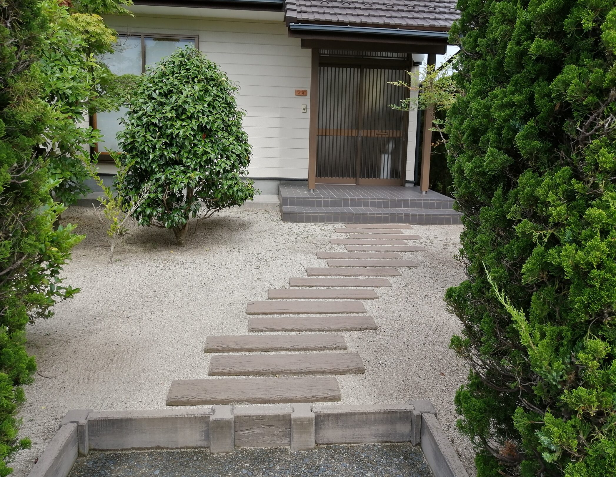 松江市 外構リフォーム 段差があり通行しにくいアプローチ