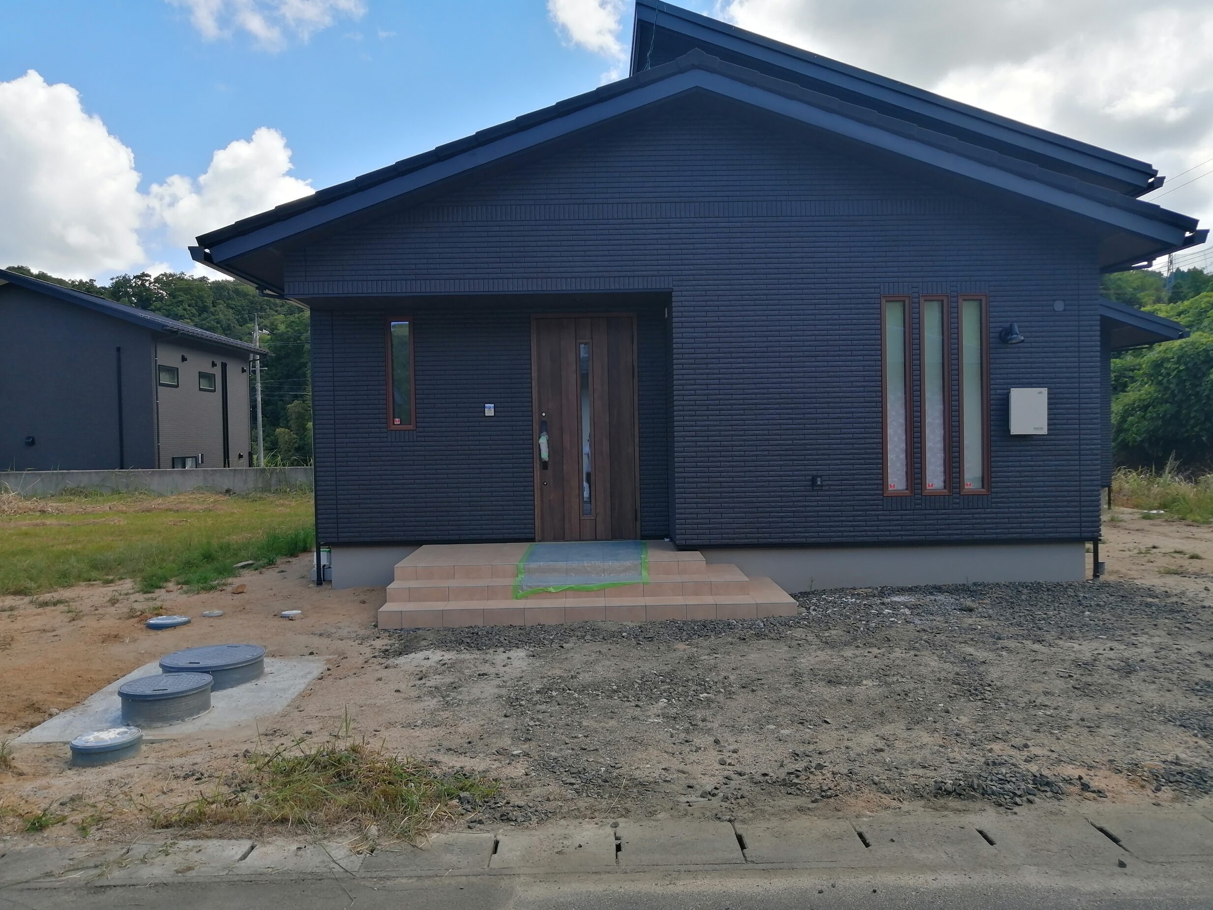 松江市 外構リフォーム 施工前の駐車場と玄関周りの様子