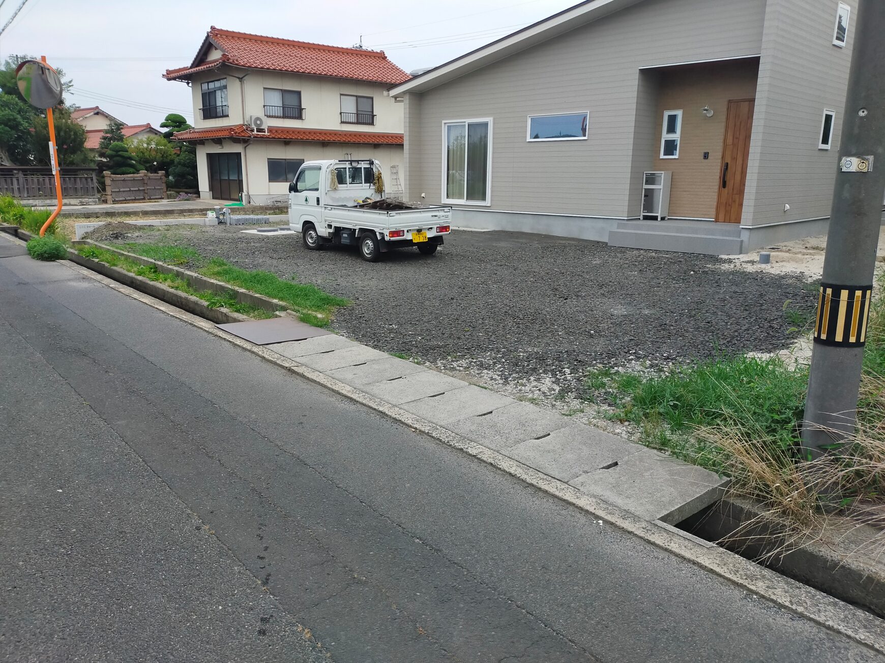 松江市 外構リフォーム 施工前の駐車場と庭の写真