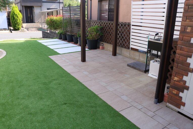 松江市の住宅で子どもが安心して遊べる人工芝の庭施工例