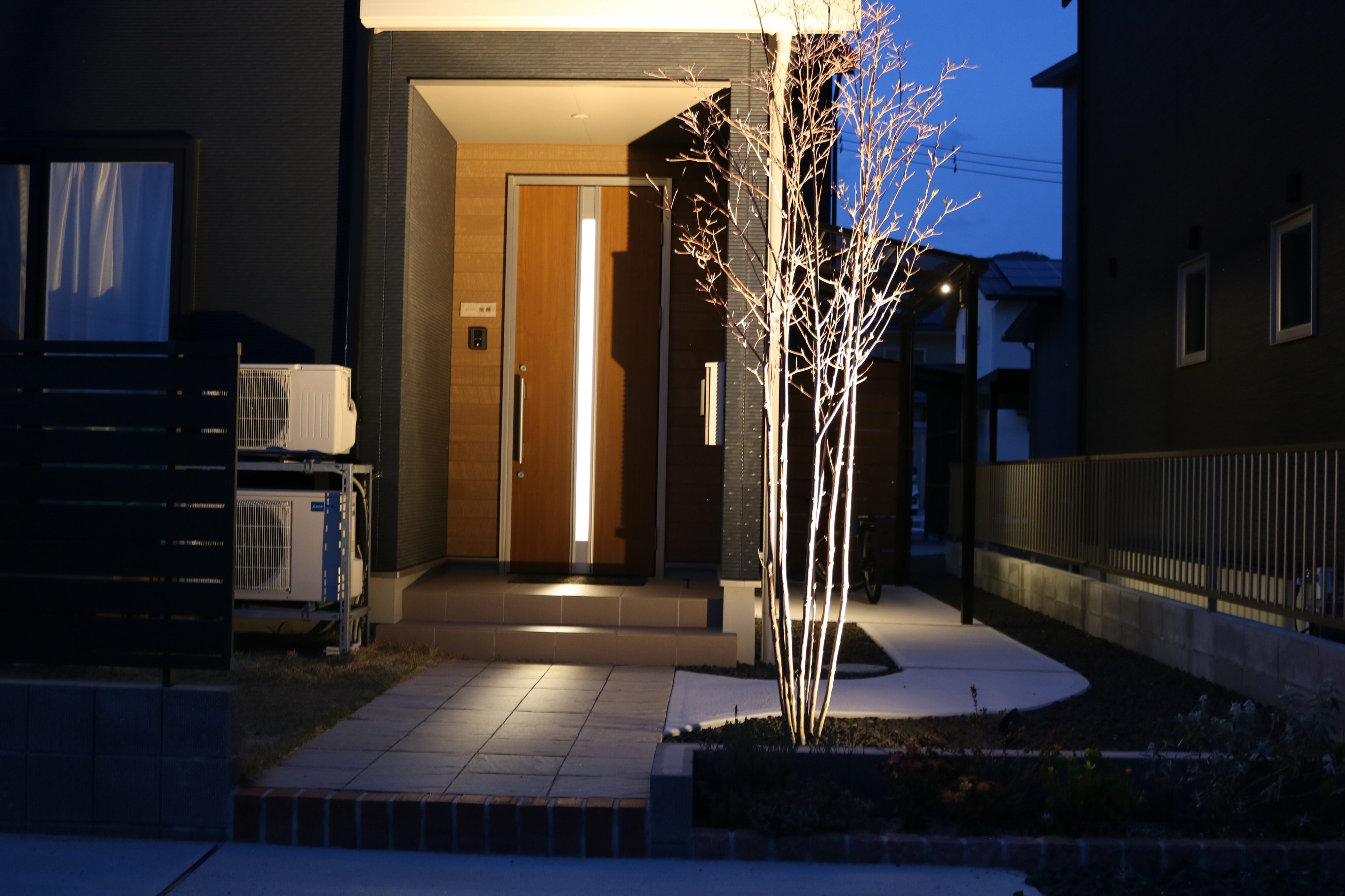 松江市 外構工事 夜間のライトアップされた門まわりとアプローチ
