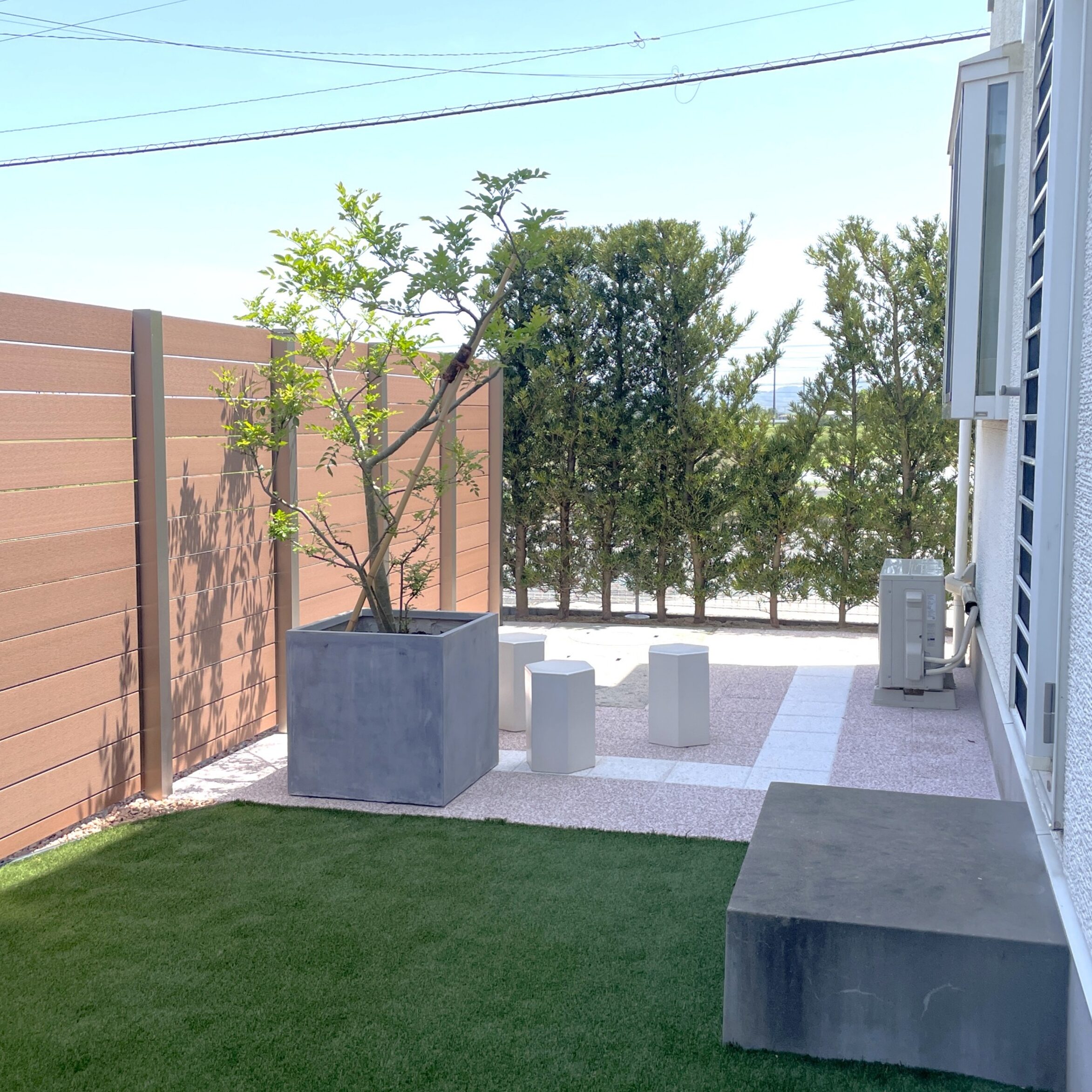 松江市 外構リフォーム 人工芝と植栽で整備された庭