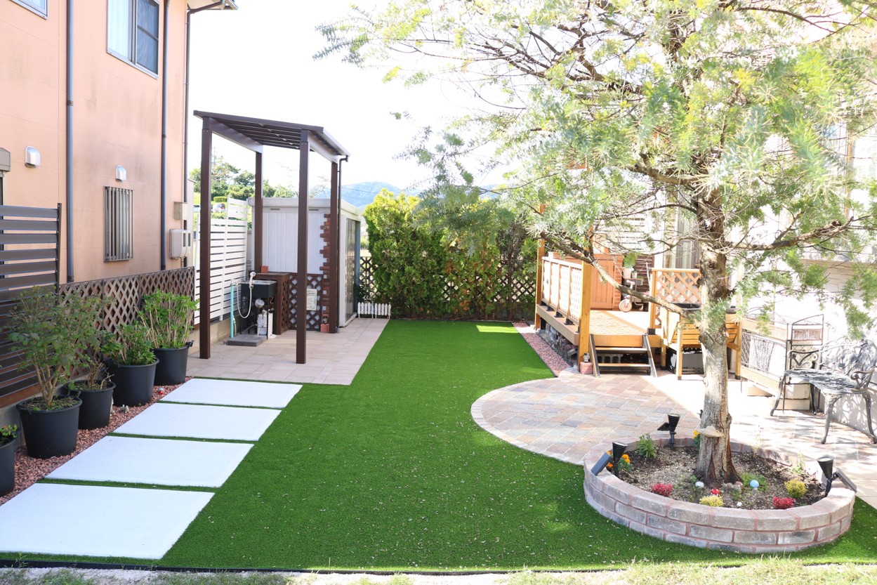 松江市の住宅で子どもが安心して遊べる人工芝の庭施工例