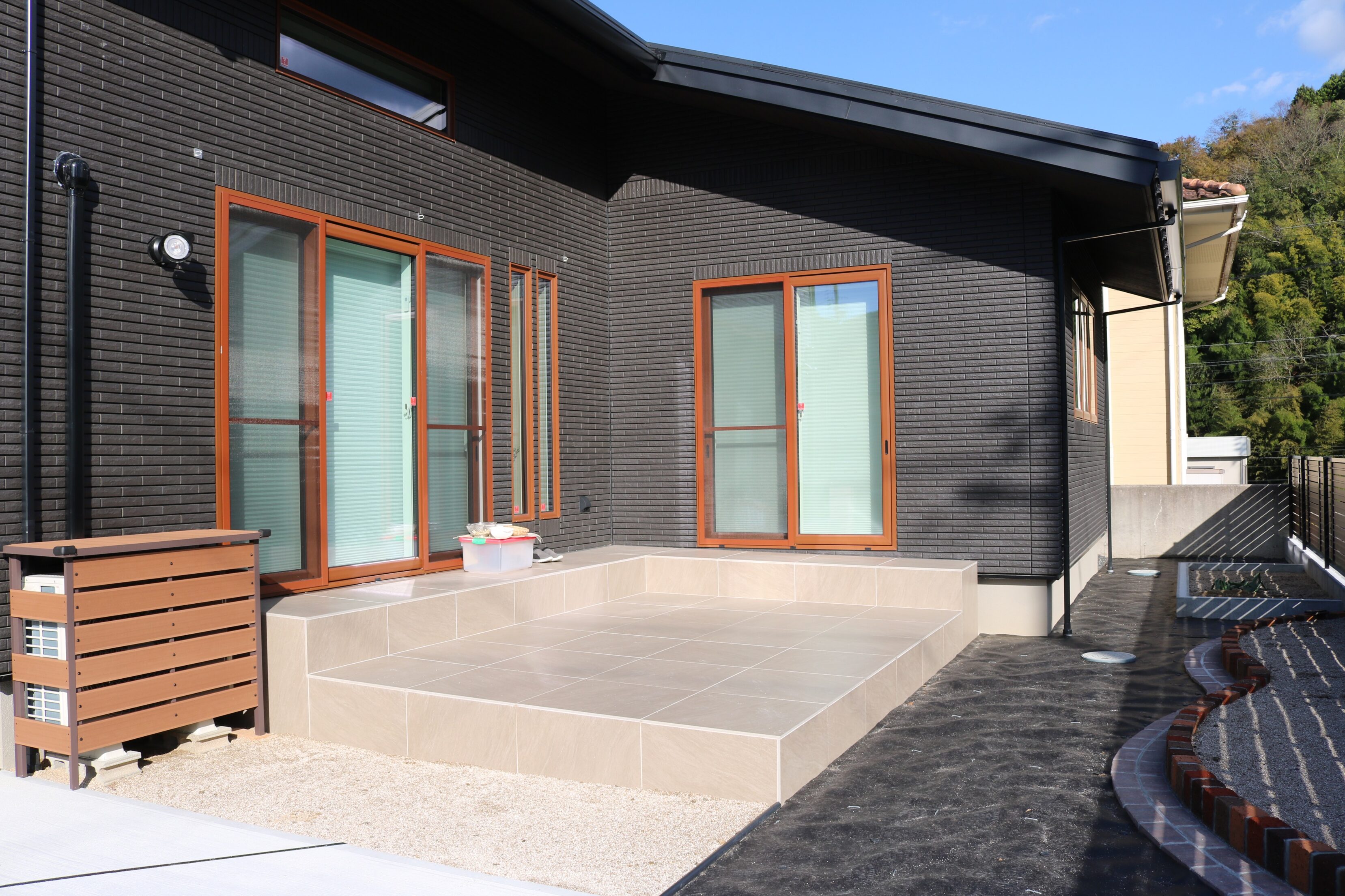 松江市 外構リフォーム 完成後の駐車場と外構全体の写真