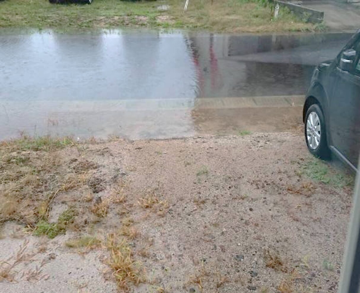 松江市 外構リフォーム 施工前の庭と駐車場の写真