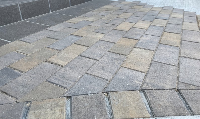 松江市 外構工事 玄関アプローチの石貼りとタイル仕上げ