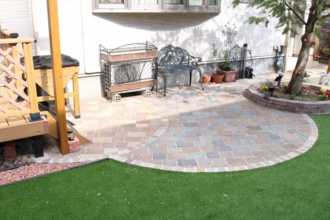 松江市の住宅で子どもが安心して遊べる人工芝の庭施工例