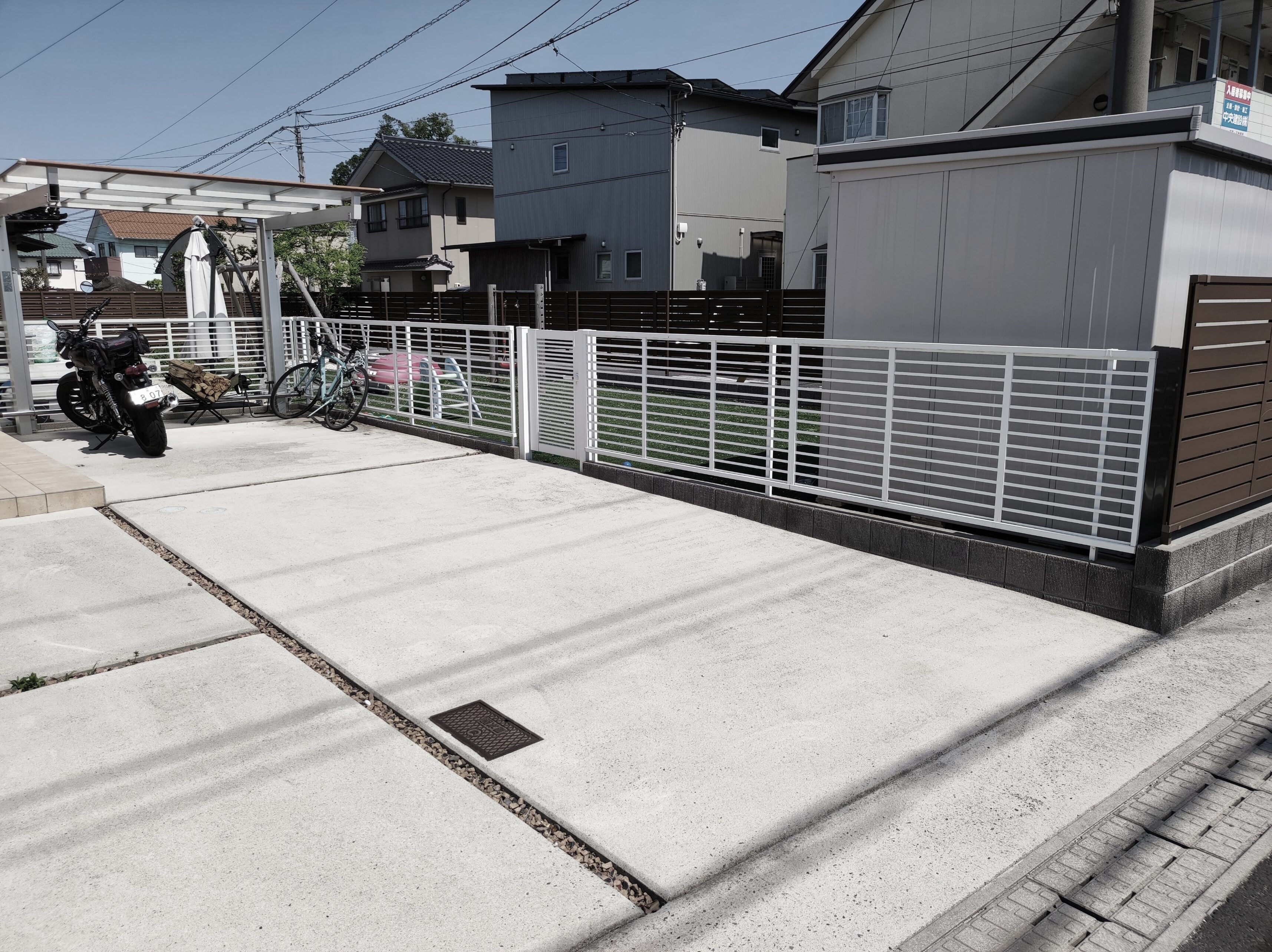 松江市 外構リフォーム 施工後の駐車スペースとフェンス