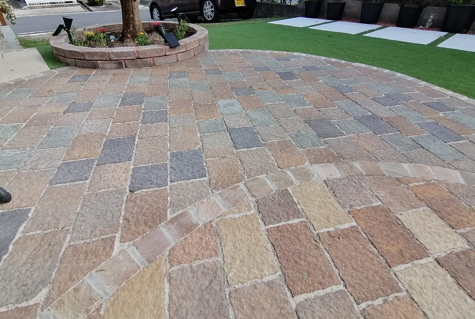 松江市の住宅で子どもが安心して遊べる人工芝の庭施工例