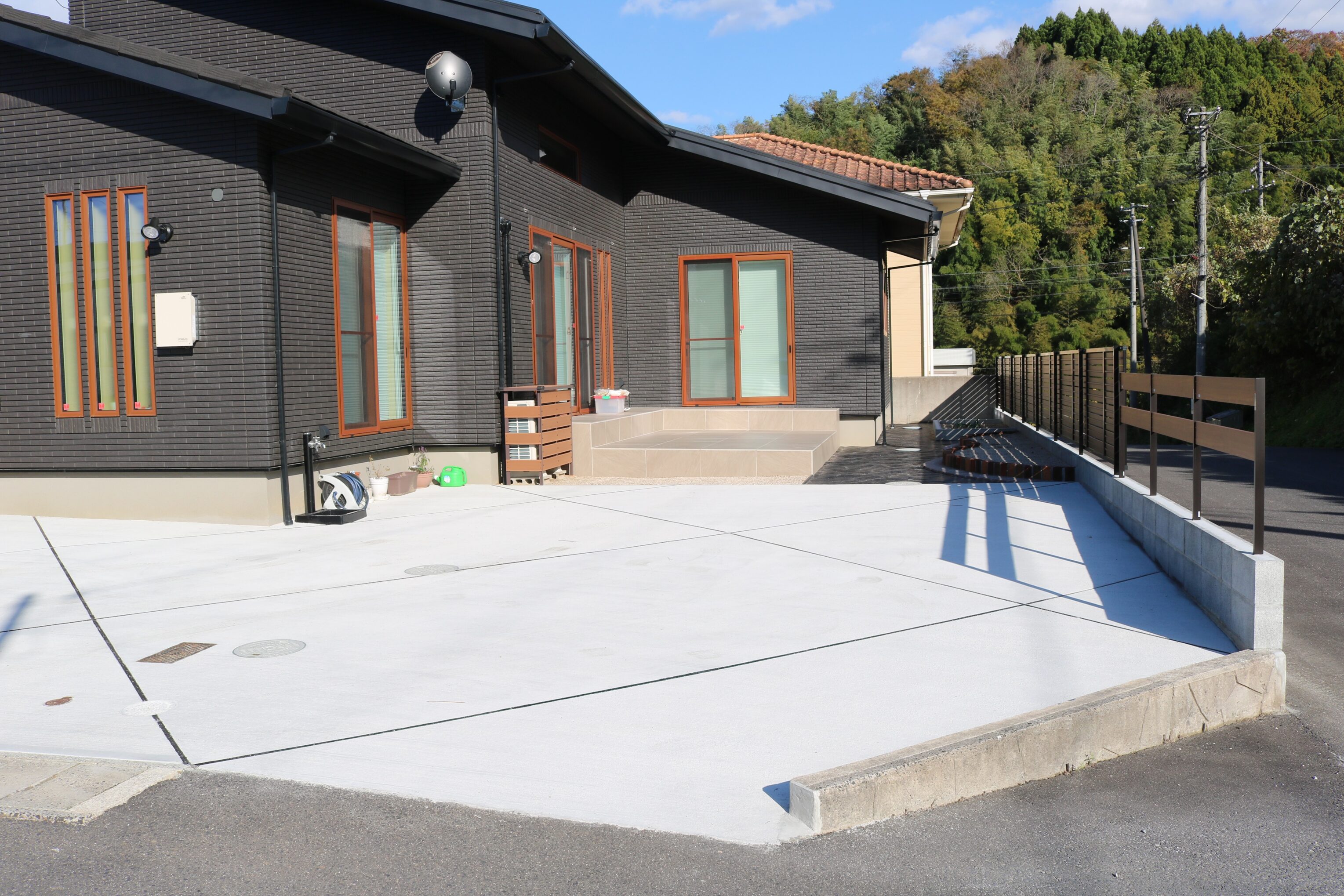 松江市 外構リフォーム 完成後の駐車場と外構全体の写真