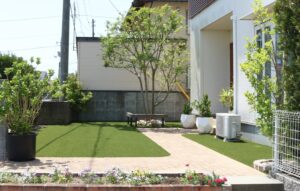 松江市 外構リフォーム 人工芝と植栽で整備された庭