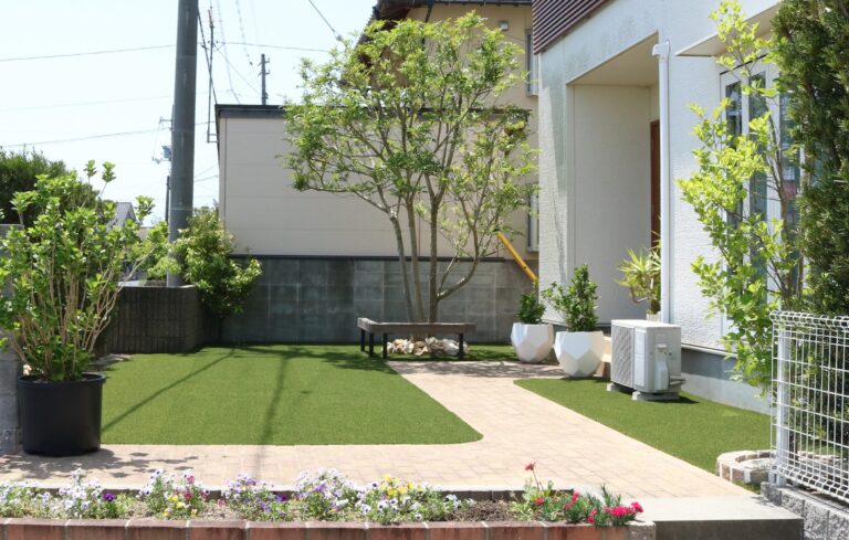 松江市 外構リフォーム 人工芝と植栽で整備された庭