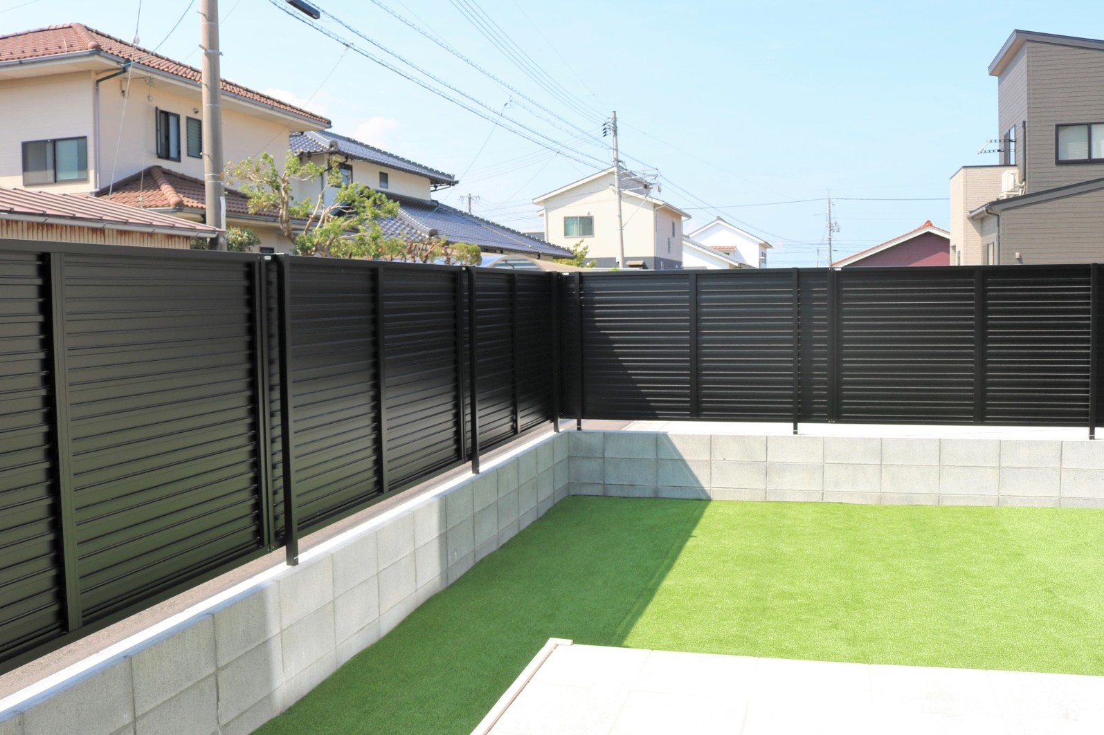 松江市で施工した完全目隠しフェンスと人工芝の庭