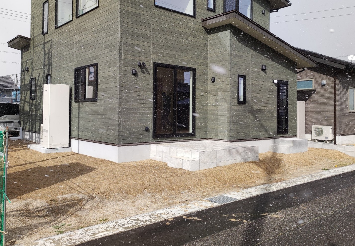 松江市で施工した完全目隠しフェンスと人工芝の庭