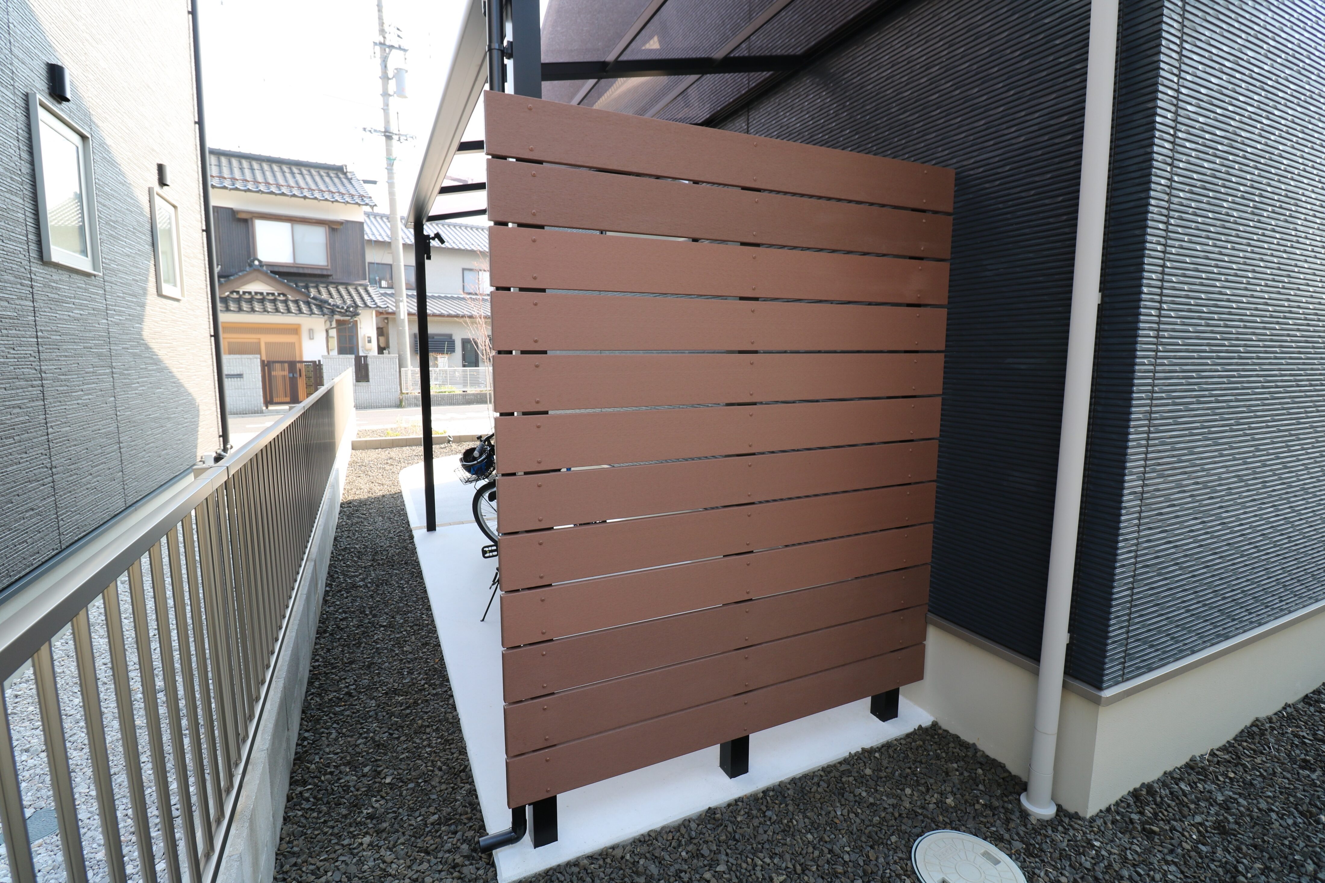 松江市 外構リフォーム 木目調フェンスで囲った自転車置き場