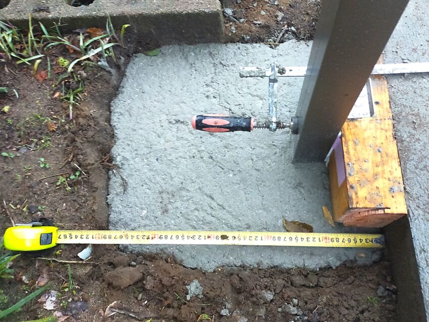 松江市 外構リフォーム フェンスを支える基礎部分の施工