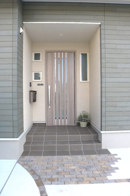 松江市 玄関アプローチ 外構リフォーム 門柱とタイルの施工写真