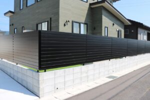 松江市で施工した完全目隠しフェンスと人工芝の庭